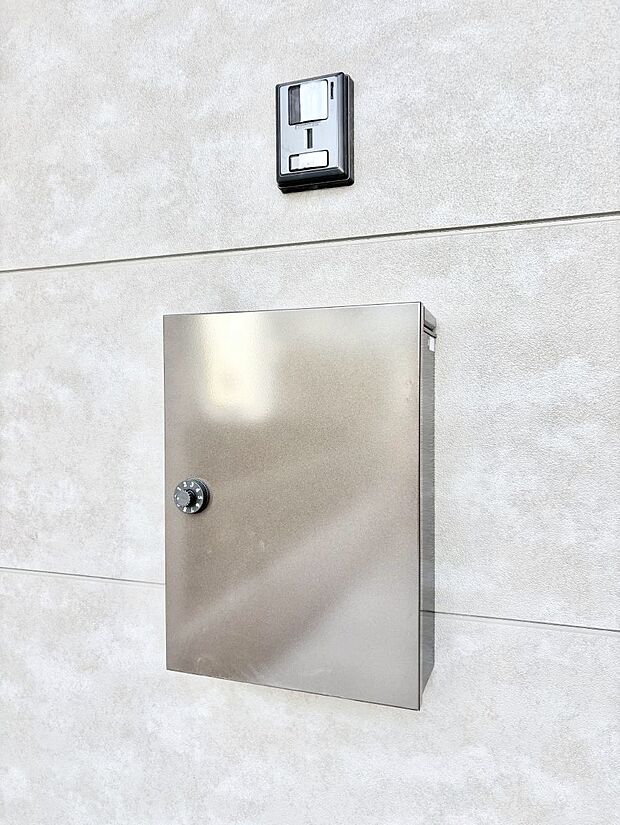 【その他現地】シンプルデザインのポスト。