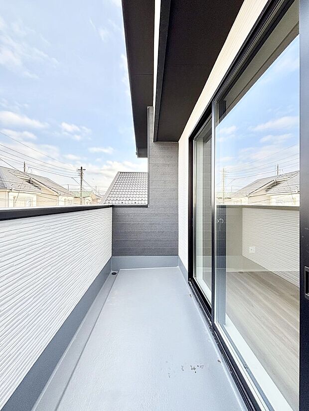 【バルコニー】暖かな陽光が降り注ぐバルコニーはお洗濯におすすめ。爽やかな風も心地よいです。 