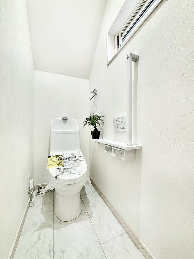 【トイレ】トイレは1階と2階それぞれに配置されていてとても便利です。 