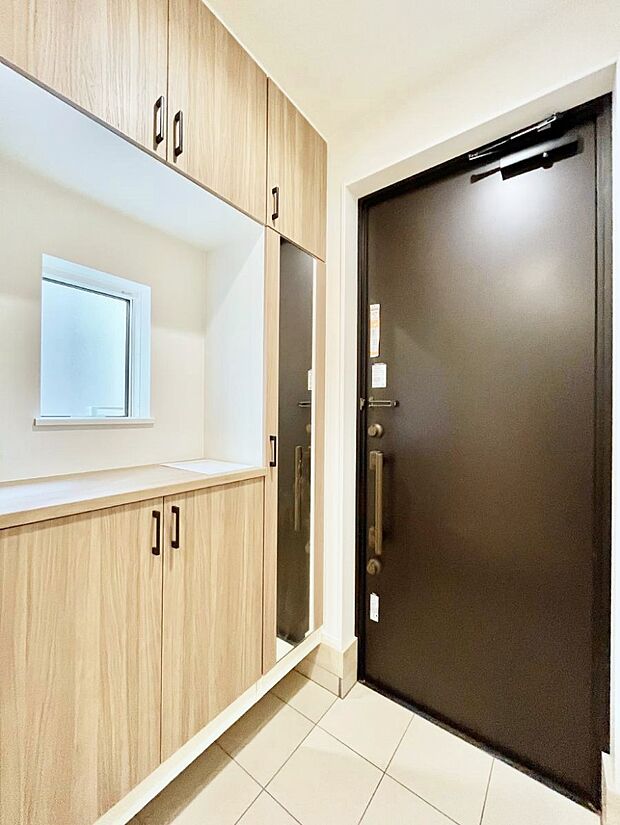 【玄関】ミラー付きシューズボックスはお出かけ前の身だしなみチェックに便利