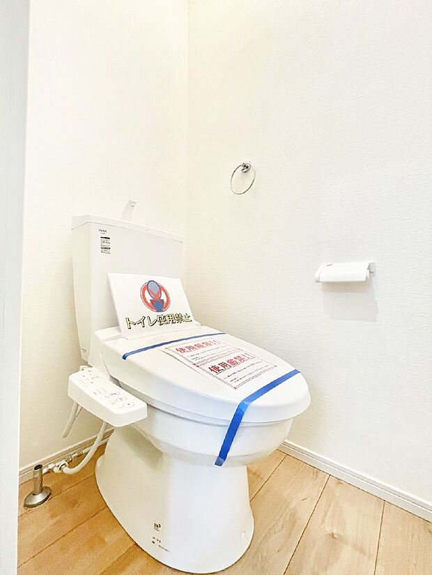 【トイレ】清潔感のある白を基調とした落ち着ける空間