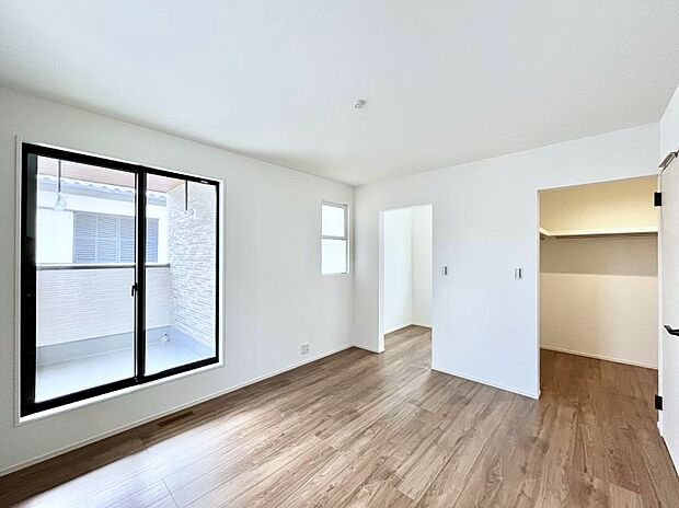 【寝室】ウォークインクローゼットがあるお部屋。季節ごとの入れ替えも不要で便利です!