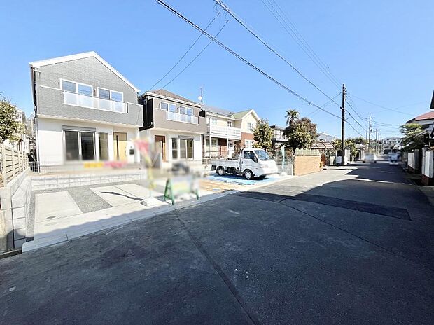 【前面道路含む現地写真】見通しの良さとともに、街並みに開放感を与えてくれます。 