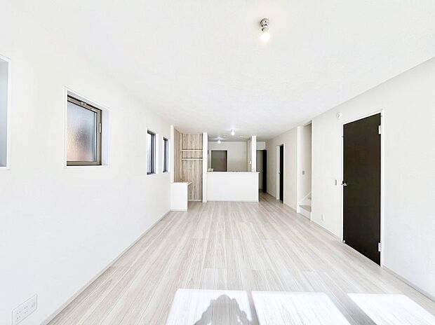 【ダイニング】家族の笑顔が自然と生まれてくる、そんな雰囲気のダイニングに仕上がっています。