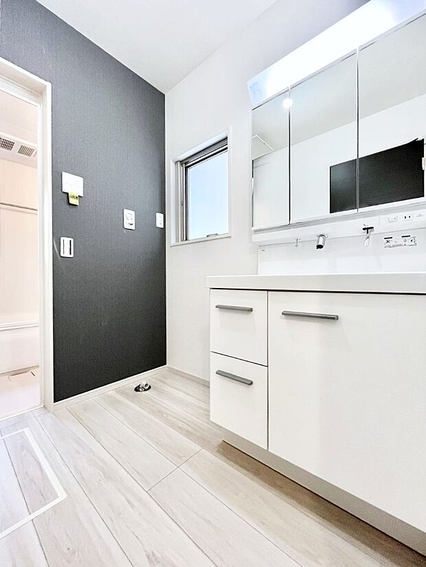 【脱衣場】小窓がついているので湿気の多い場所でも換気が十分行えます。毎日の身支度を気持ち良く！