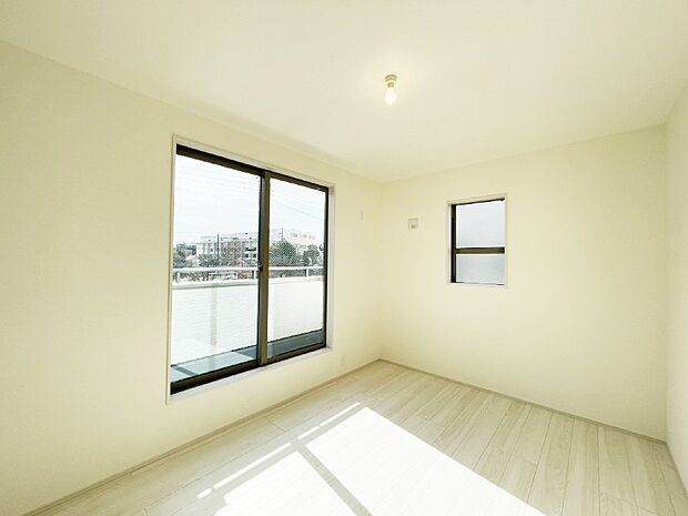 【洋室】バルコニーが開放感をプラスしてくれる洋室