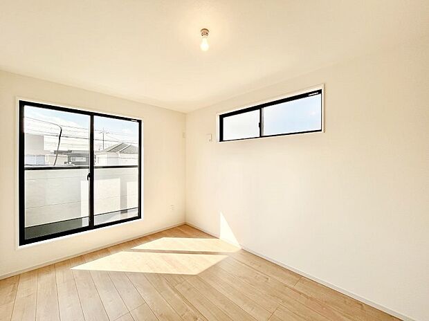 【寝室】明るいバルコニーサイドに洋室を設置。目覚めの良い寝室に。