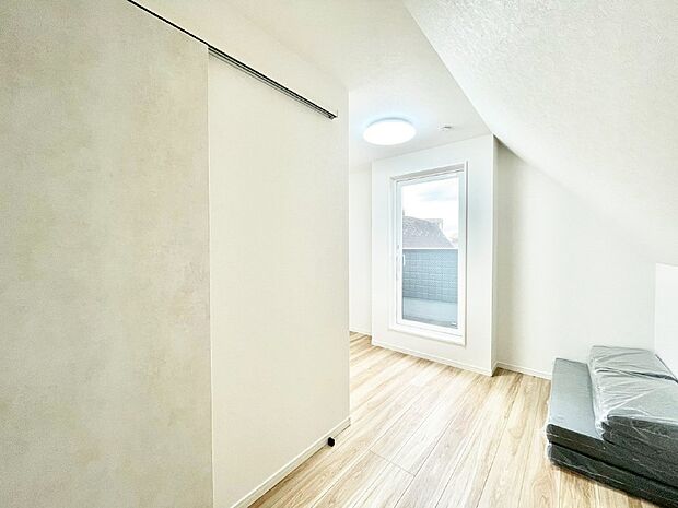 【寝室】明るいバルコニーサイドに洋室を設置。目覚めの良い寝室に。 