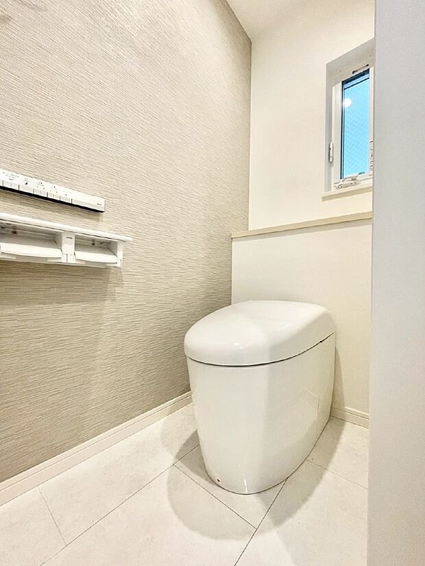 【トイレ】トイレは1階と2階それぞれに配置されていてとても便利です。 