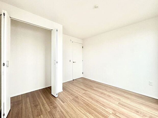 【寝室】収納が充実しているので居住スペースを広々使えます  