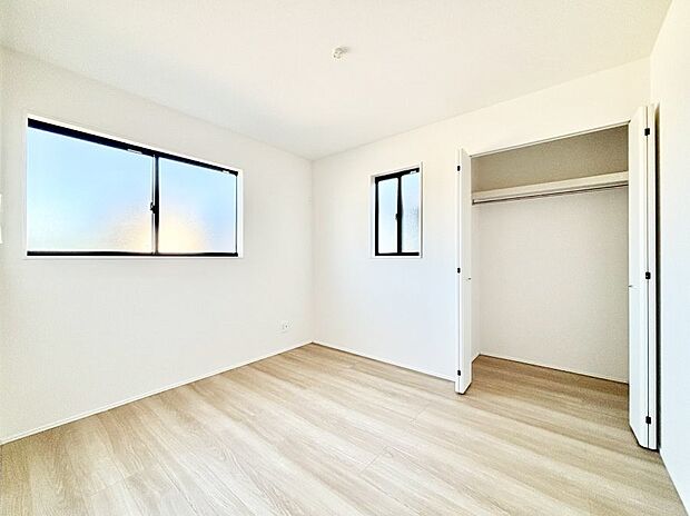 【子供部屋】窓からのやさしい光が心地よいプライベートルーム