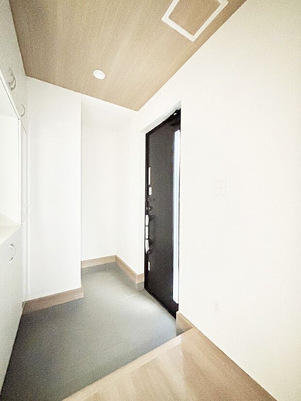 【玄関】家族の帰宅やお客様をあたたかく迎える玄関