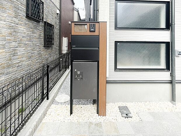 【その他現地】表札・インターホン・ポスト・宅配ＢＯＸが一体型となったシンプルデザインの門柱