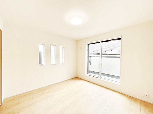 【寝室】バルコニーが明るさと開放感を演出！朝スッキリと目覚められそうですね