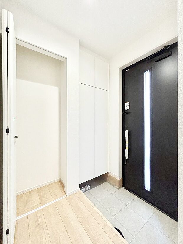 【玄関】ガラススリットの入った玄関ドアが室内に光を届けてくれます