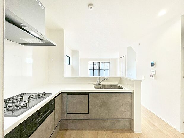 【ダイニングキッチン】ゆとりあるキッチンではご家族と楽しくお料理ができます