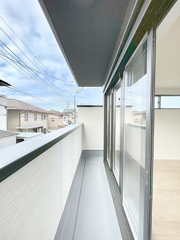 【バルコニー】ゆったりバルコニーだから沢山お洗濯ものを干せます。