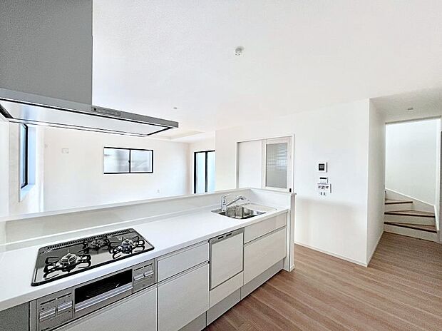 【ダイニングキッチン】リビングを見渡せる人気のカウンターキッチン。 家族を見守りながら家事をすることができます。