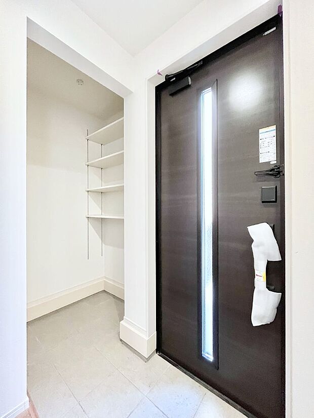 【玄関】シューズインクローク付きの玄関。家族全員の靴や雨具などすっきり収納できます。