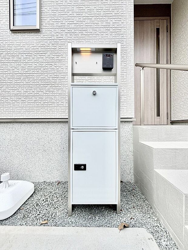 【その他現地】表札・インターホン・ポスト・宅配ＢＯＸをひとつに集約。エントランスになじむシンプルデザイン。　