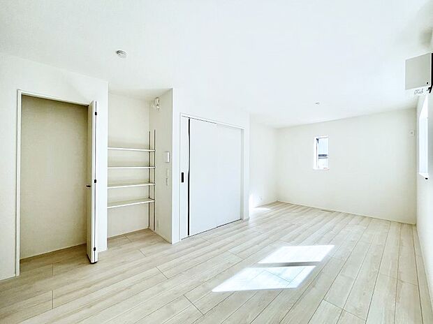 【ダイニング】シンプルなデザインなのでインテリアを考えるのも楽しみですね！