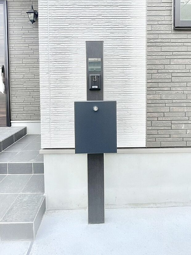 【その他現地】シンプルデザインのポスト。