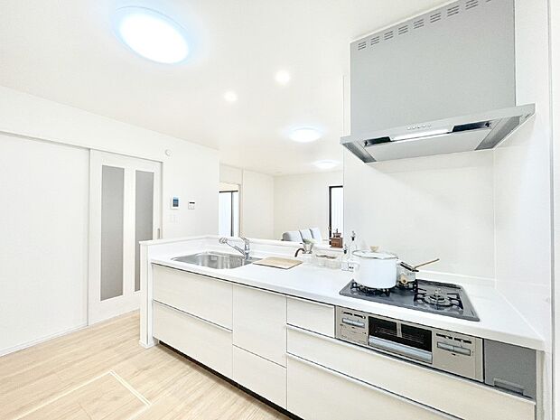 【ダイニングキッチン】リビングで遊ぶお子様を見守りながらお料理ができる対面キッチン。  