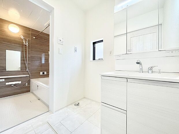 【脱衣場】身支度もスムーズにおこなえる脱衣場。  