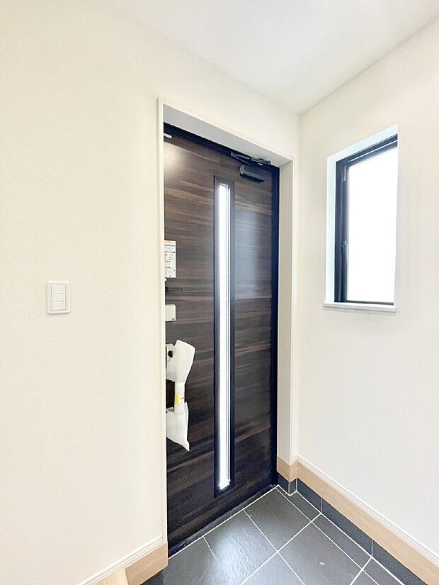 【玄関】明るい玄関はお客様をお出迎えするのにぴったりです！ 