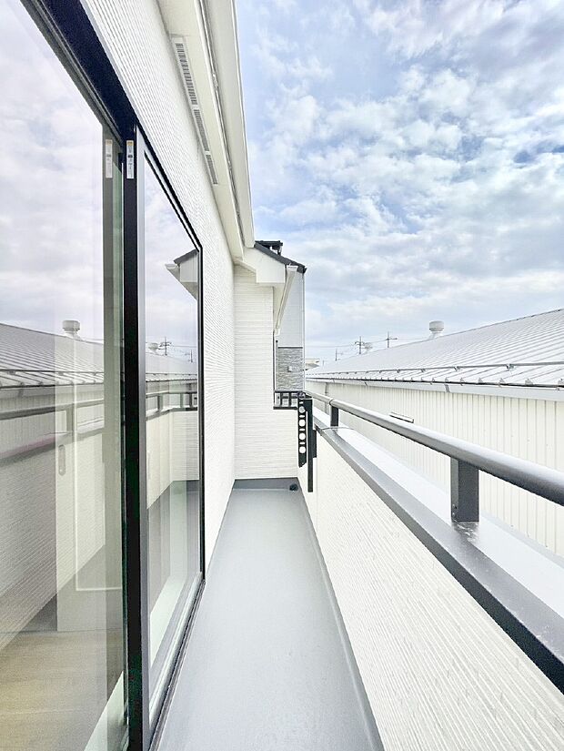 【バルコニー】ゆったりバルコニーだから沢山お洗濯ものを干せます。