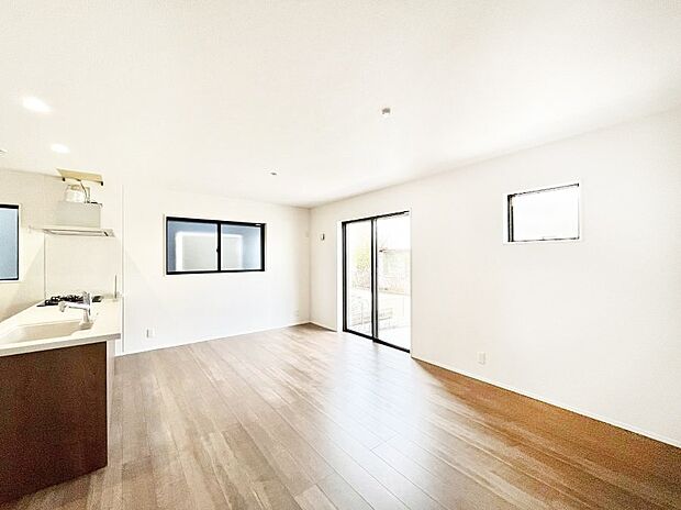 【ダイニング】家族の笑顔が自然と生まれてくる、そんな雰囲気のダイニングに仕上がっています 