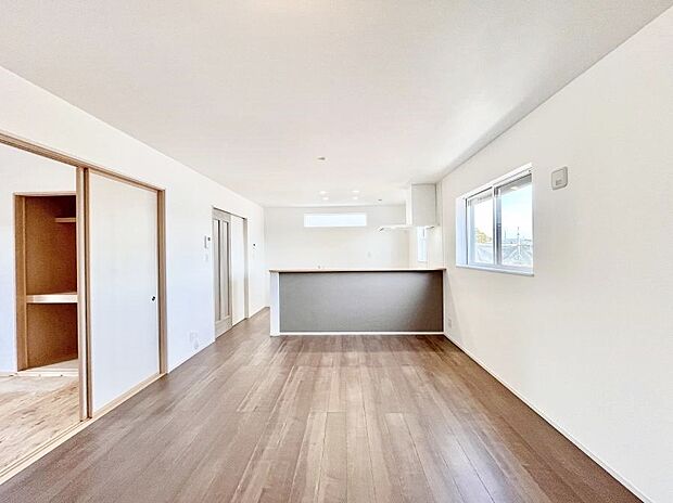 【ダイニング】隣接の和室を開放すればさらに広々空間に