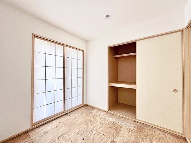 【和室】リビングと隣り合っている和室。ほっと一息できる和の空間も忘れずに。