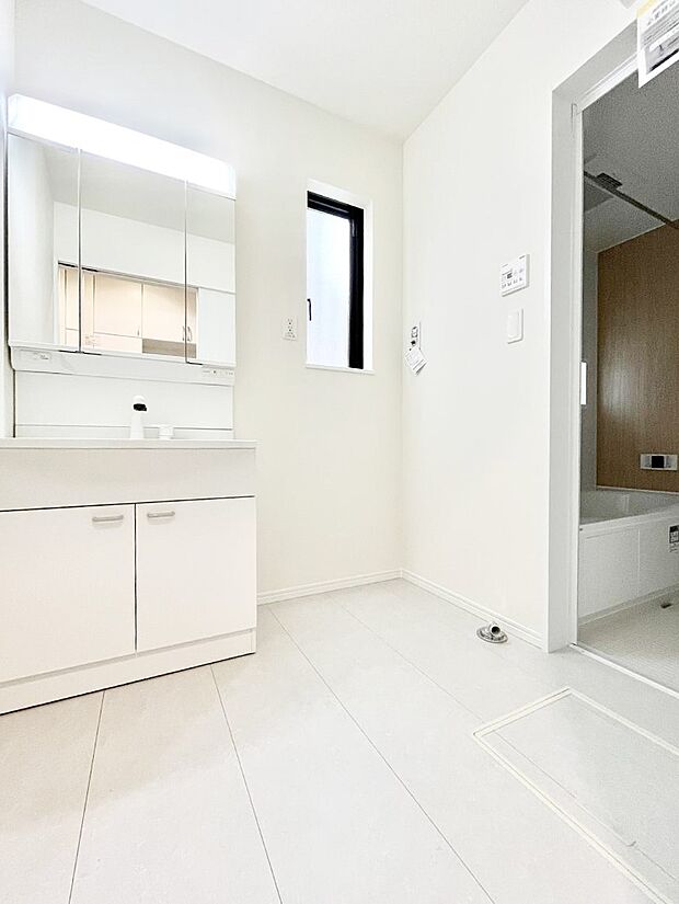 【脱衣場】清潔感ある洗面化粧室で朝の身支度も快適