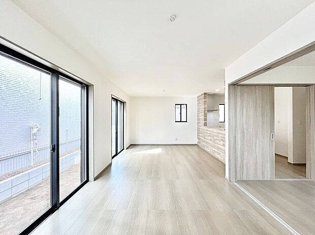 【リビングダイニング】家族団らんの時間も増えそうなくつろぎのリビングダイニング。