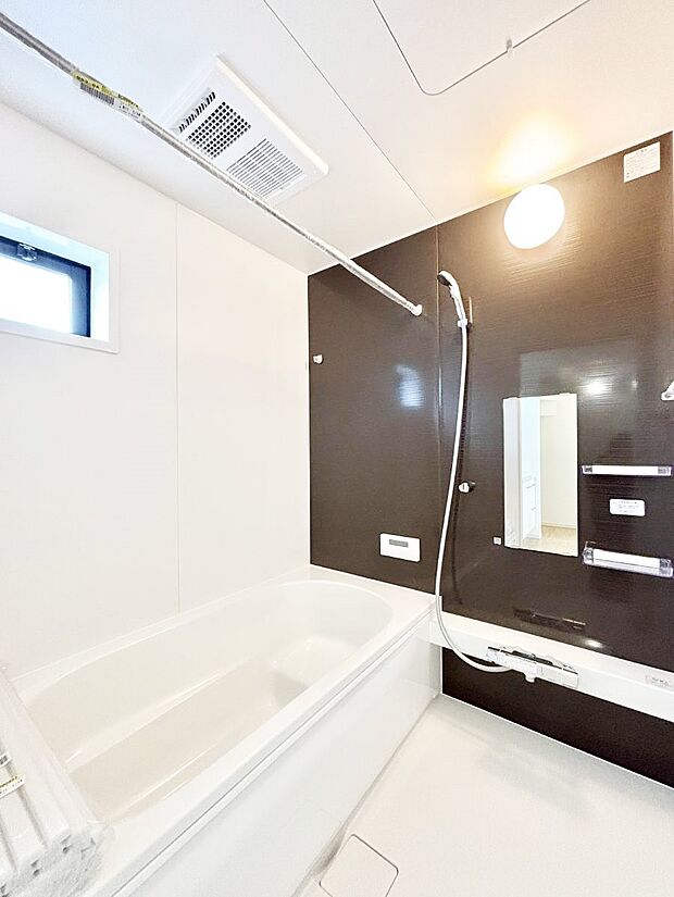 【浴室】一日の疲れを癒してくれる明るい清潔感のあるバスルーム