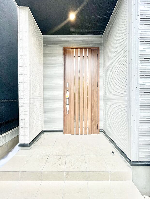 【玄関】玄関前は屋根付きで雨が降っていても濡れにくいです