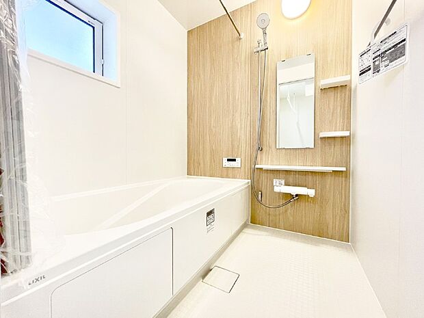 【浴室】落ち着いた雰囲気でゆっくり寛げるバスルーム