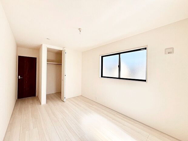 【洋室】ウォークインクローゼットがあるお部屋！季節ごとの入れ替えも不要で便利です。