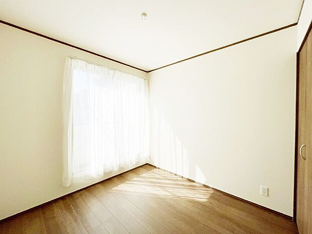 【洋室】バルコニーが開放感をプラスしてくれる洋室