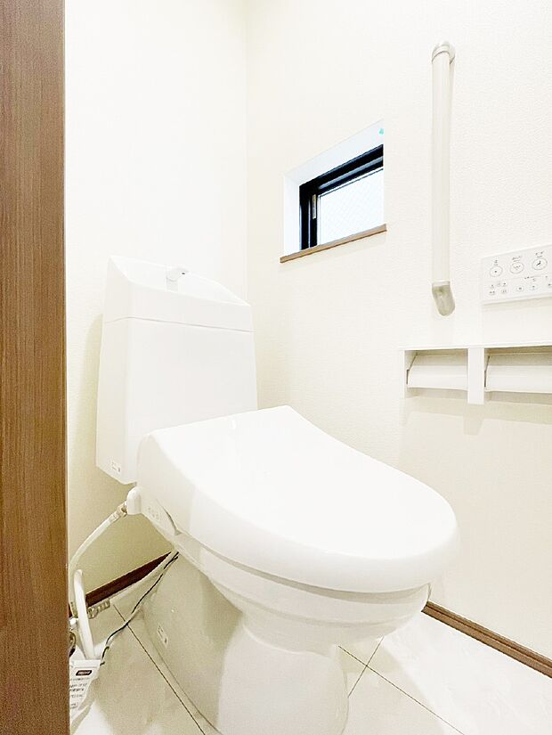 【トイレ】トイレは温水洗浄機能付き