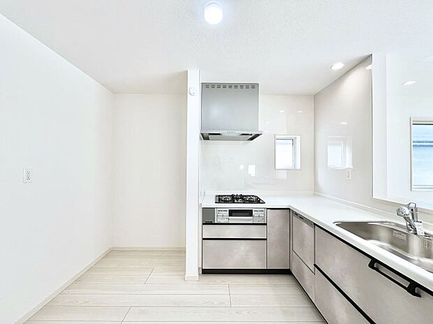 【ダイニングキッチン】爽やかな風が通り抜けるキッチン。窓があるので明るく換気にも役立ちます。