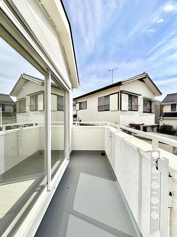 【バルコニー】バルコニーはうれしい2ヶ所付き。お洗濯物やお布団をたっぷり干せます。