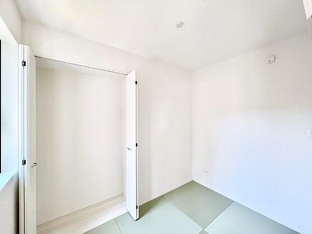 【和室】柔らかい畳の空間は、お子様の遊び場や来客時のおもてなしの場所として重宝します。 