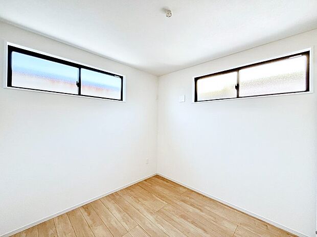 【寝室】天井近くに横長の窓。柔らかい光が入り、ナチュラルで落ち着いた雰囲気の寝室。