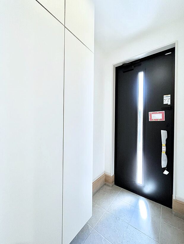 【玄関】ガラススリットの入った玄関ドアが室内に光を届けてくれます