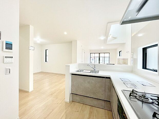 【ダイニングキッチン】ゆとりあるキッチンではご家族と楽しくお料理ができます。