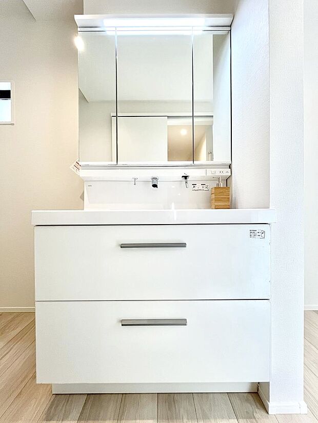 【洗面台・洗面所】大きく見やすい三面鏡で清潔感ある洗面台は、身だしなみチェックや肌のお手入れにおすすめです。 