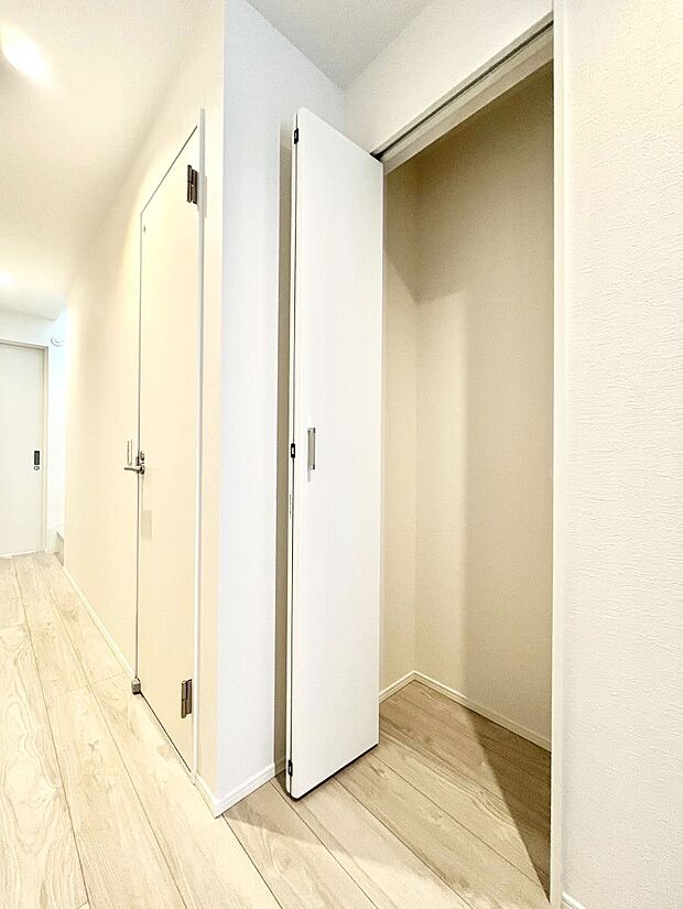 【廊下収納】廊下収納。掃除道具や季節の小物を収納することができます。