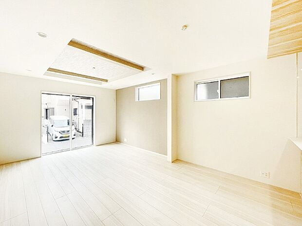 【その他内観】折上天井がリビングに開放感をプラス!家族みんながゆったり寛げる空間に!